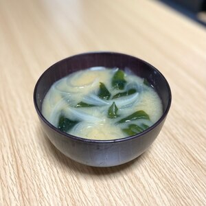 玉ねぎわかめのお味噌汁✧˖°